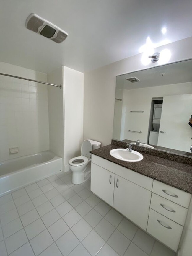 Building Photo - Bright and spacious one bedroom condo unit...