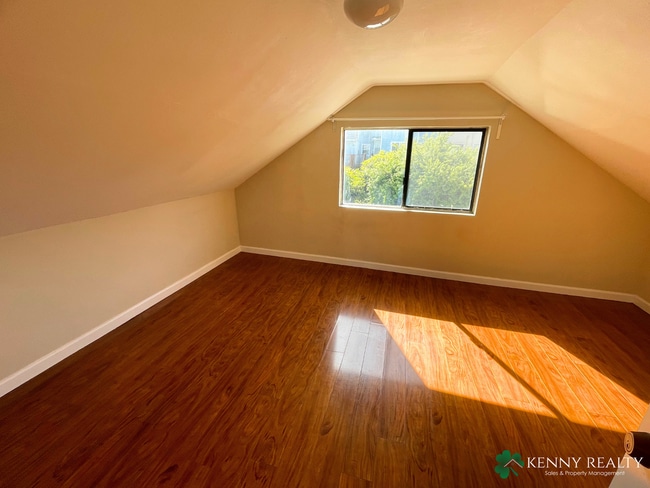Building Photo - Two Bedroom Home in San Francisco, Bonus R...