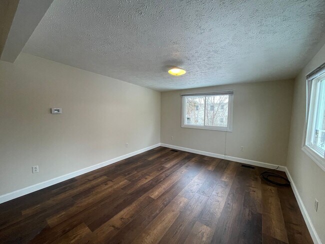 Building Photo - 121 Parchmount Ave