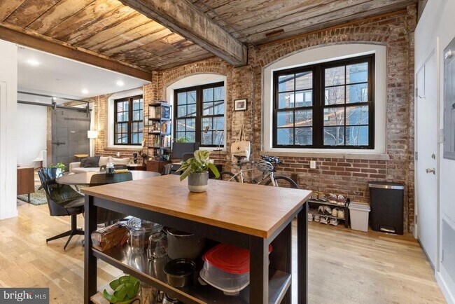 Building Photo - 1737 N Howard St