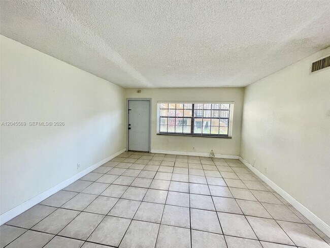 Building Photo - 2642 Riverside Dr