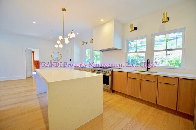 Building Photo - Classic, Modern and Private Home with Fres...