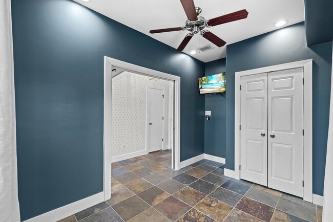 Building Photo - Rare 2BR/2BA Townhome with Spacious Yard i...