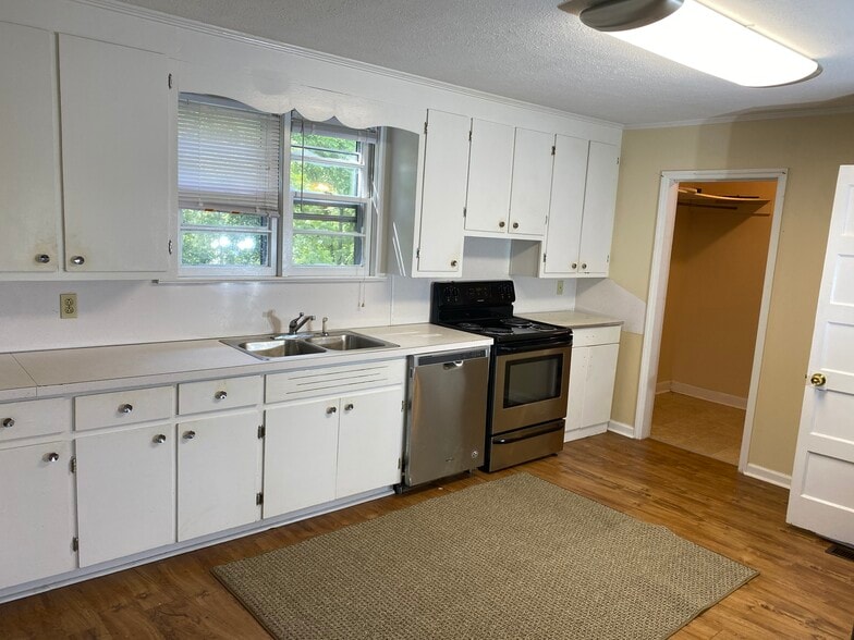 Kitchen with Double Sink/Dishwasher and Stove - 112 Holland Dr