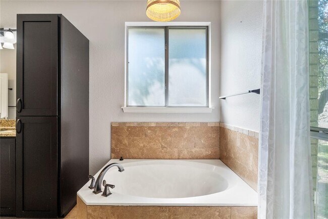 Building Photo - 7201 Breezy Pass Cove