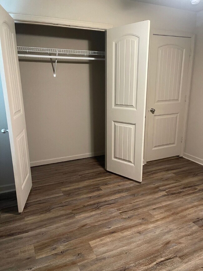 Building Photo - "Charming 3-Bedroom Haven with 2.5 Baths in the Heart of Jonesboro – 1,000 Sq Ft of Comfort at 51...