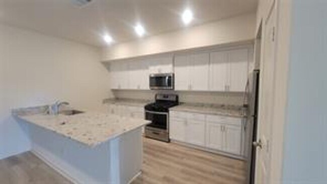 Building Photo - Stunning and Spacious 3-bed, 2.5-bath new ...