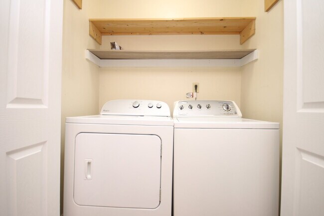 Building Photo - Charming Renovated 3/2 Cottage with Granit...