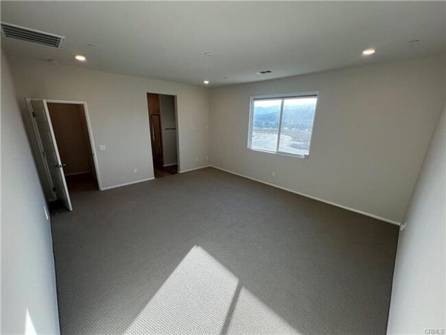 Building Photo - Spacious and beautifully appointed 5-bedroom, 3-bathroom home