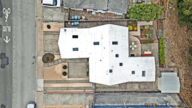 Building Photo - 1163 Crespi Dr
