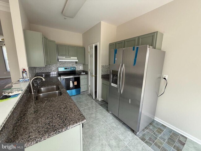 Building Photo - 5714 Goldfinch Ct
