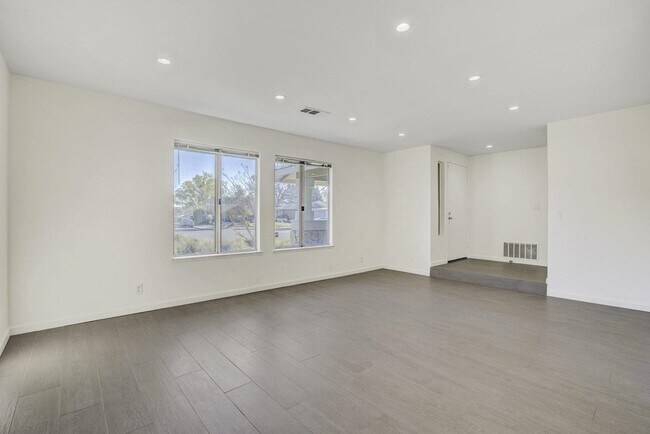 Building Photo - 312 N Alamo Dr