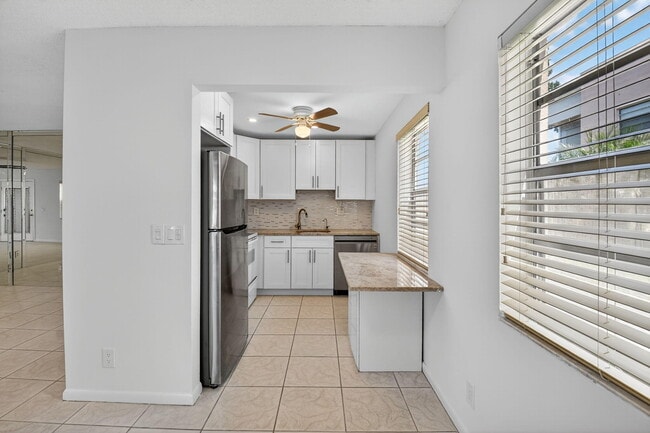 Building Photo - 341 Capri H