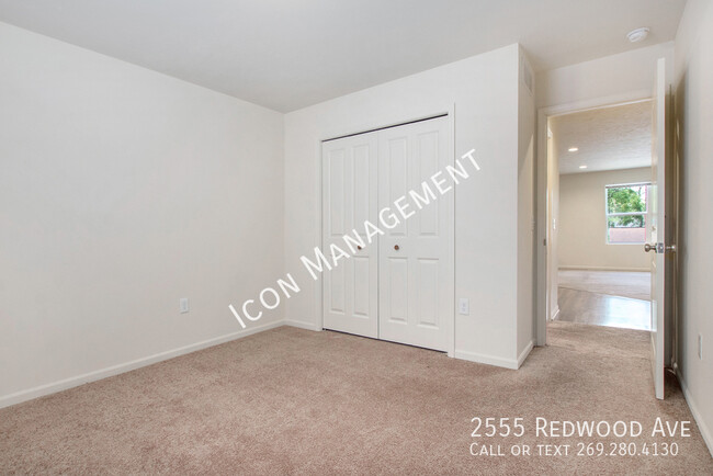Building Photo - 2555 Redwood Ave