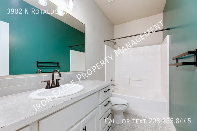 Building Photo - 3902 N Rotaldo Ave