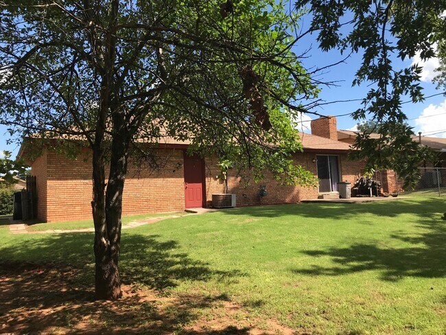 Building Photo - Lovely Brick Home in NW OKC near Lake Hefner