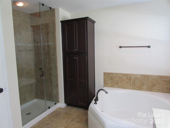 Building Photo - 180 Silverspring Pl