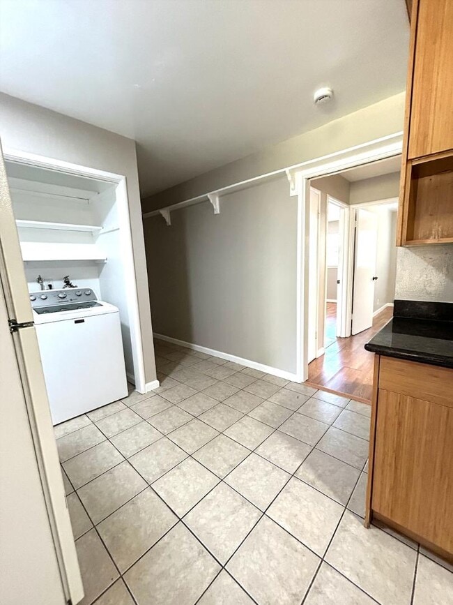 Building Photo - 3273 Lynde St