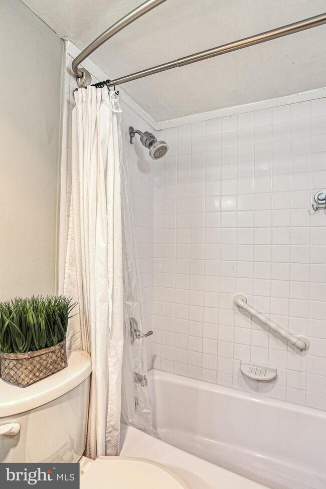 Building Photo - 3322 Hewitt Ave