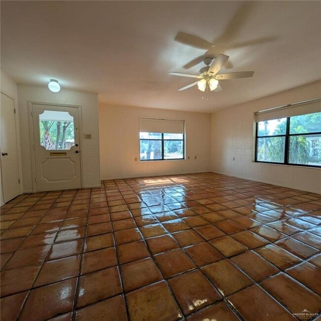 Building Photo - 15 Upas Ave