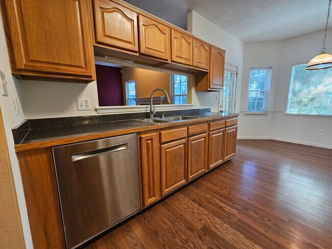 Building Photo - Estates of Greenbrier