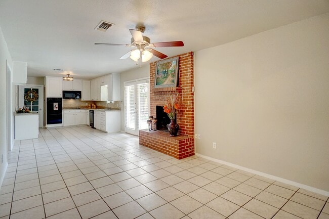 Building Photo - Updated 3 Bedroom / 2 Bathroom