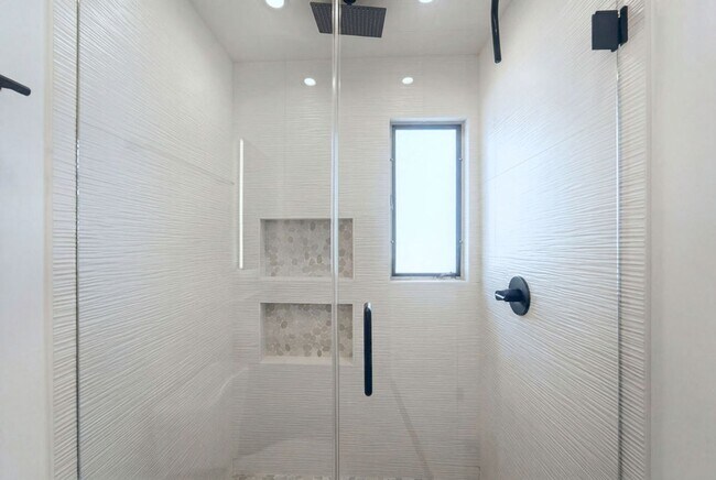 Building Photo - Renovated Coastal Townhome in Prime Santa Monica