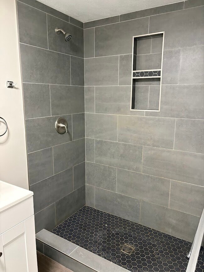 Building Photo - Alvada Unit 5