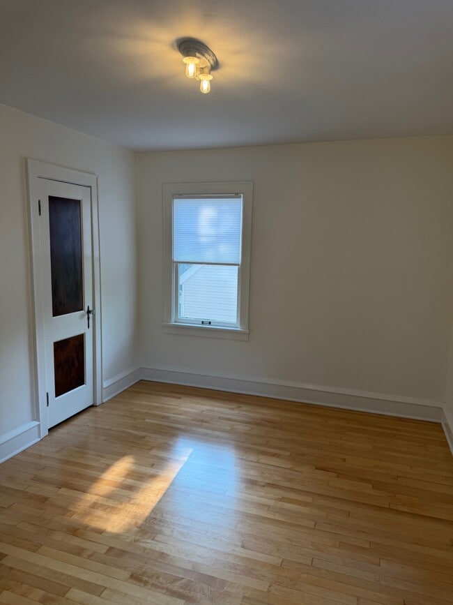 Building Photo - 321 Roosevelt Ave