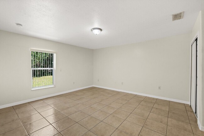 Building Photo - Spacious 3 Bedroom 2 Bath 1 Car Duplex in ...
