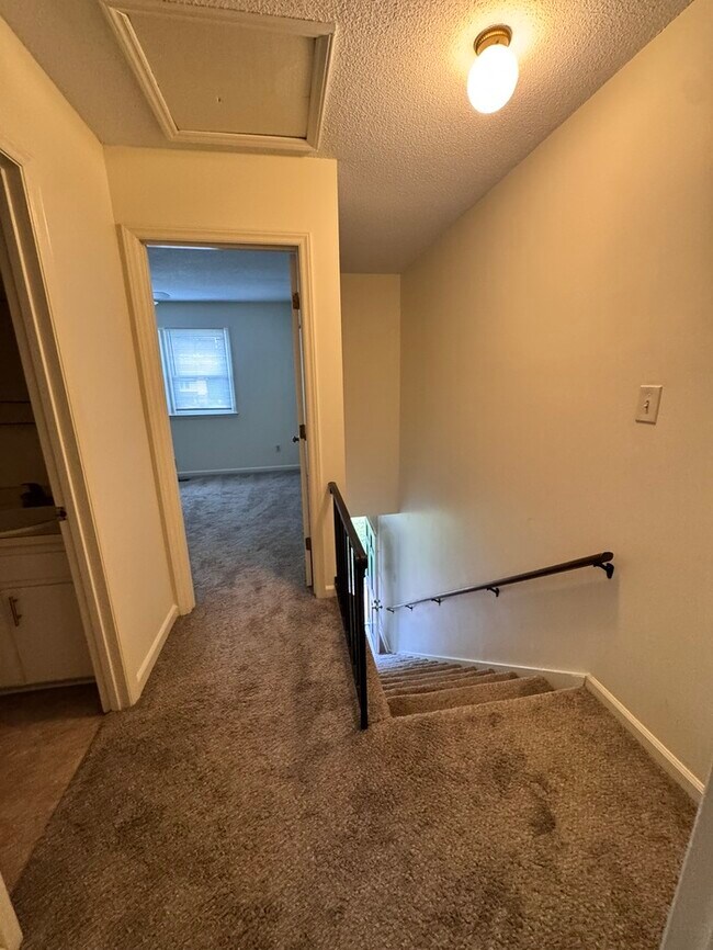 Building Photo - Adorable 2 bed 1 bath townhome! Short Dist...