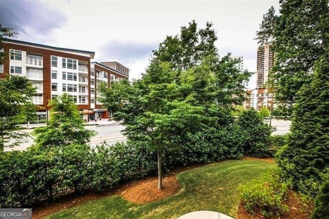 Building Photo - 1004 E Paces Chase