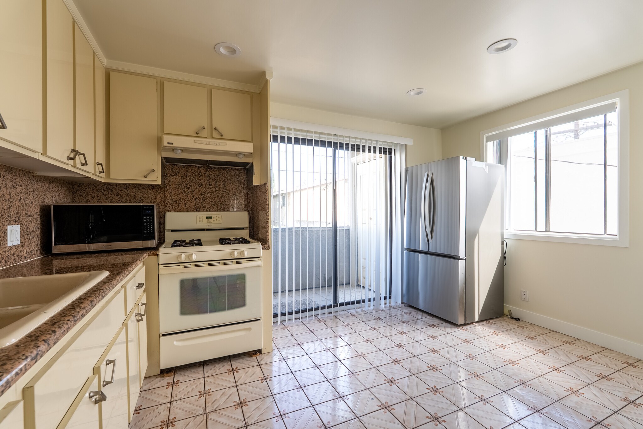 Building Photo - 1758 N Alexandria Ave