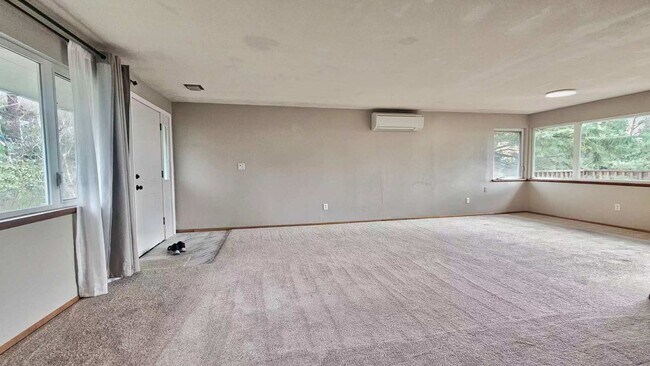 Building Photo - Charming 3 Bed 1.25 Bath Home in Skyway with a great view of Mt Rainier