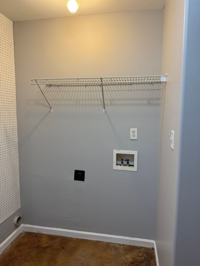 Building Photo - 411 Bruce St