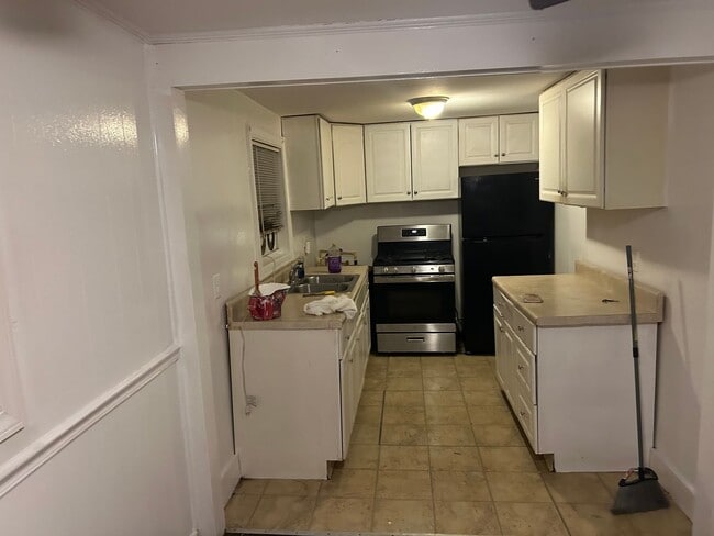 Building Photo - 2 Bed, 1 Bath Home