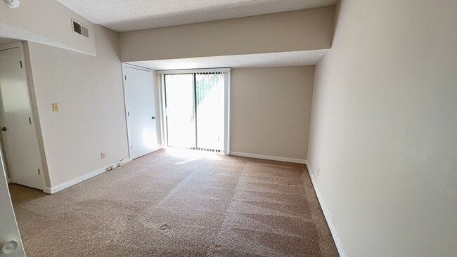 Building Photo - Forest Beach Villa - Walk to the Beach!