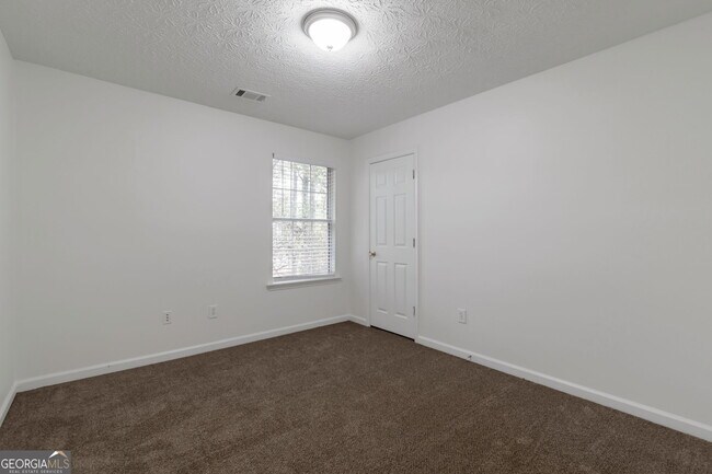 Building Photo - 1385 Pinebreeze Way