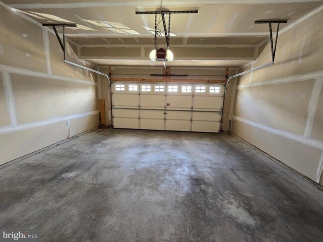 Building Photo - 633 Kincaid Ave