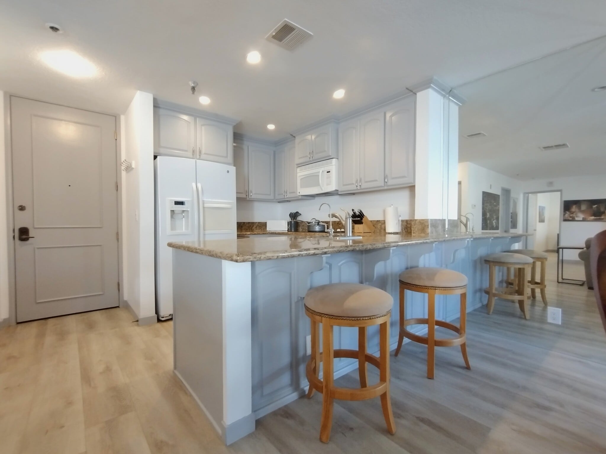Entry & Kitchen counter - 121 S Hope St