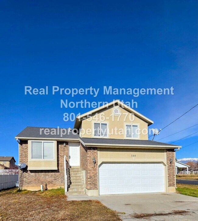 Building Photo - 4 Bed 3 Bath Syracuse Home Available!