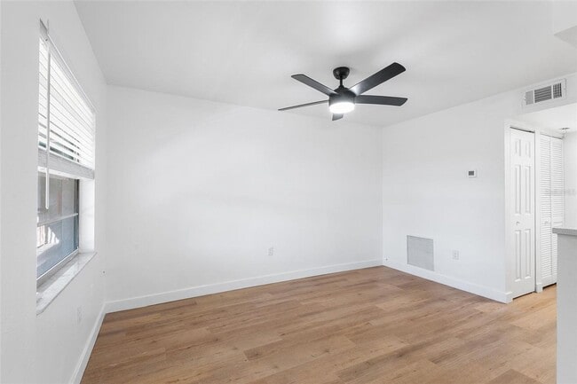 Building Photo - ONE BEDROOM APARTMENT AVAILABLE!