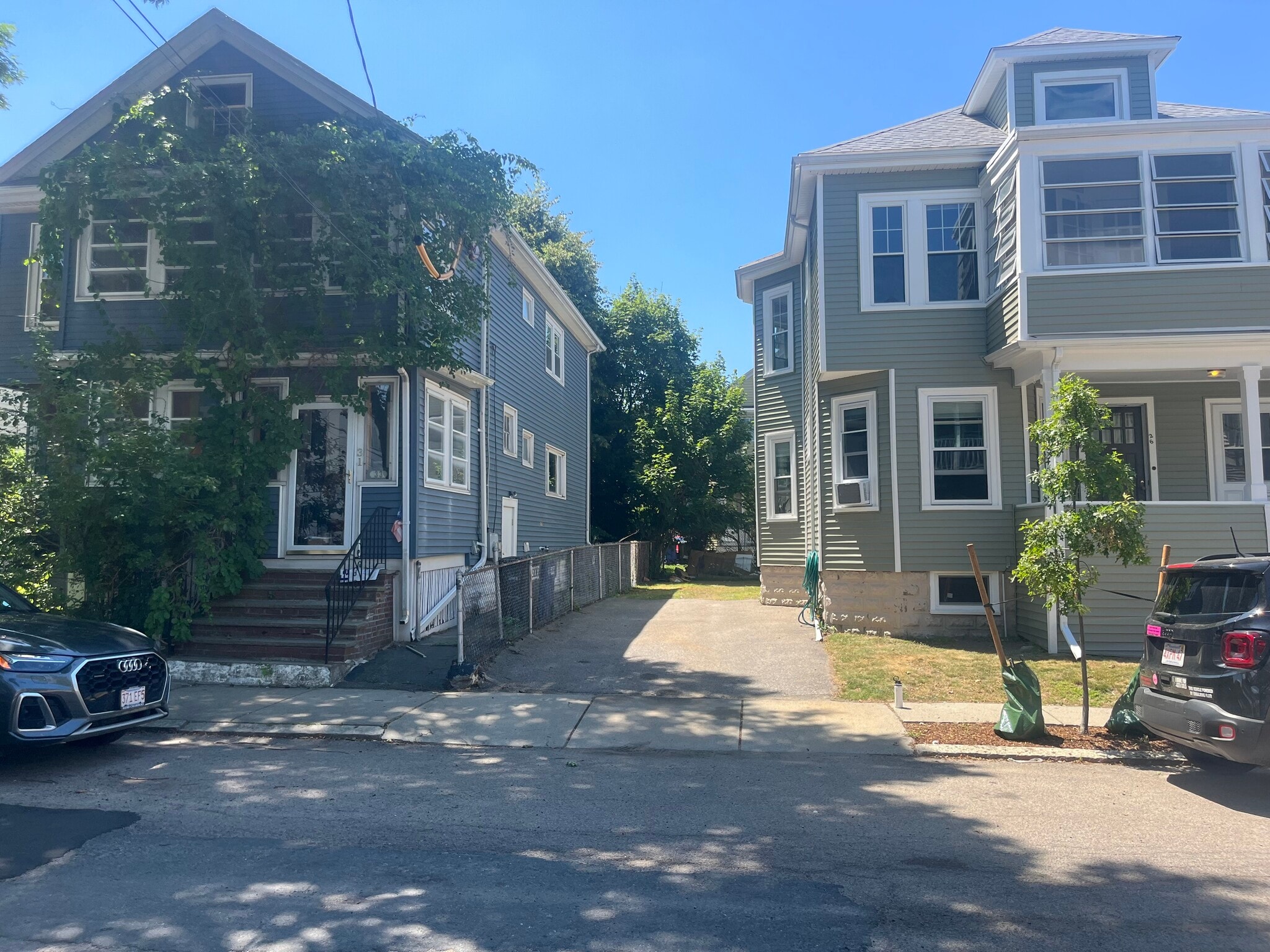 Shady, long driveway - 29 Rose St