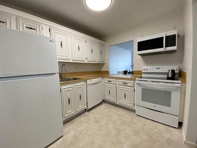 Building Photo - 800 Parkview Dr