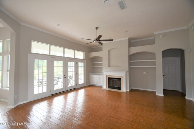 Building Photo - 925 Lotus Ln S