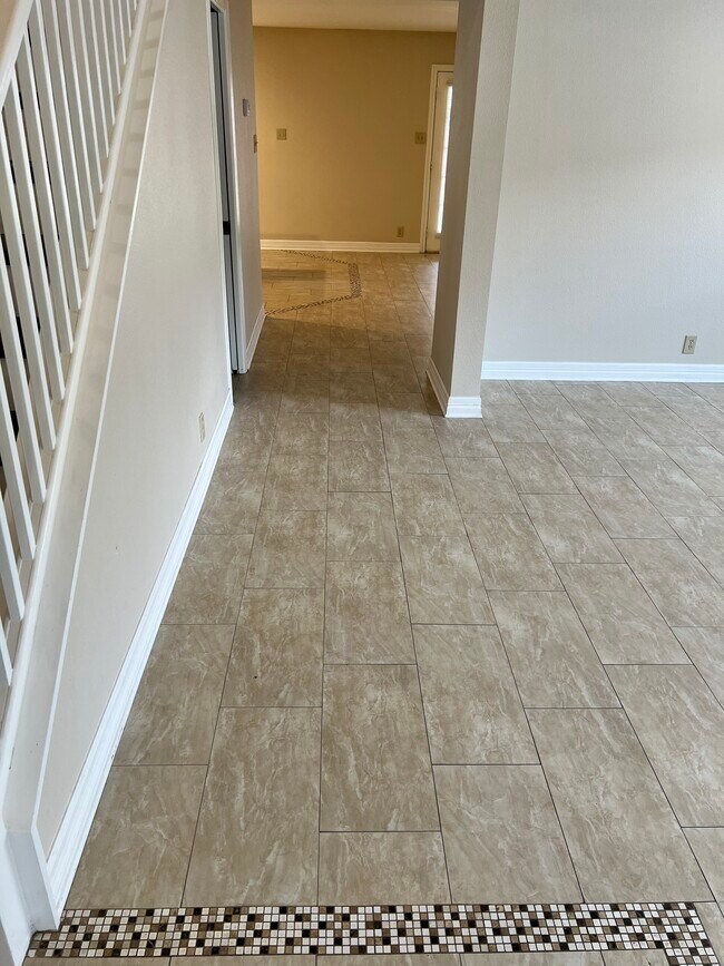 Building Photo - 9814 Kelton Dr