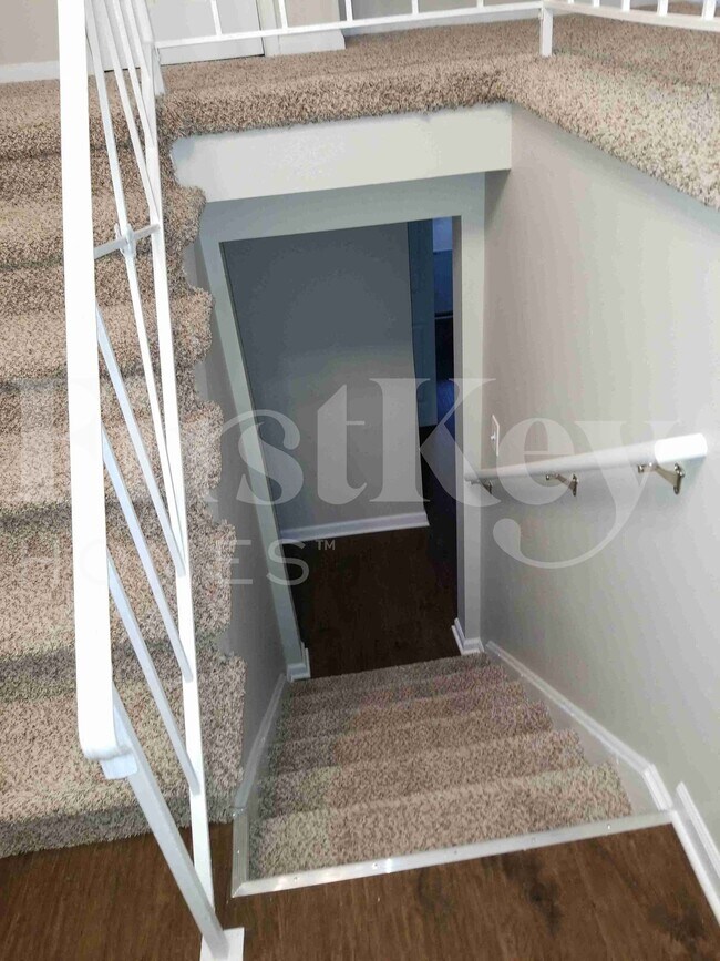Building Photo - 422 E Tulip Dr