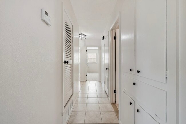 Building Photo - 411 Yorkshire Dr