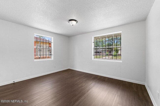 Building Photo - 1424 W 9th St