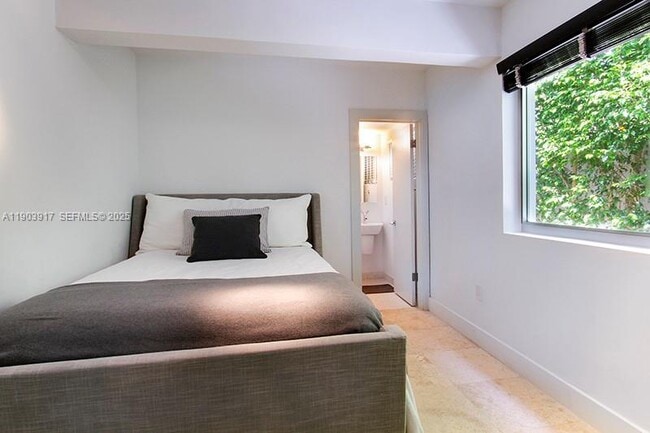 Building Photo - 405 E San Marino Dr